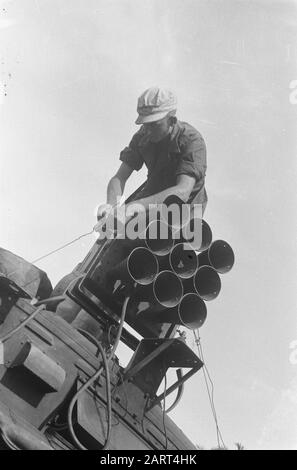 Garoet. Actions de purification environnement Tjibatoe et Wanaradja Soldier engagé dans un soi-disant maître de plage; installation de sonorisation sur le toit d'un véhicule Date: 15 octobre 1947 lieu: Indonésie, Java, Pays-Bas East Indies Banque D'Images