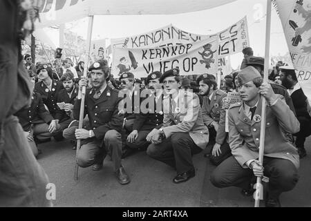 Manifestation pour la paix La Haye, 550 000 personnes manifestent entre autres contre le placement de Soldats de missiles de croisière en uniforme avec bannière de la mouche Warkop Date: 29 octobre 1983 lieu: La Haye, Zuid-Holland mots clés : mouvement antinucléaire d'armes, manifestations, militaires, bannières, uniformes, mouvement pour la paix Banque D'Images