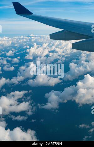 Les nuages d'au-dessus de l'Atlantique en été sur un vol transcontinental. Banque D'Images