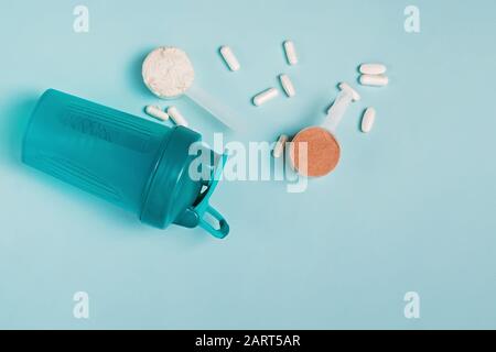 Pelles de chocolat et de lactosérum à la vanille isolat de protéines, shaker et autres suppléments nutritionnels pour le sport Banque D'Images