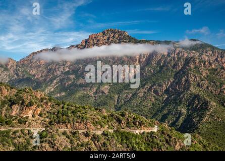 Massif du Capo d'Ota au-dessus des Gorges de Spelunca, route D-94, près du village d'Ota, Corse-du-Sud, Corse, France Banque D'Images