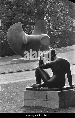 Sonsbeek 1966, exposition, statue d'Erodin (premier plan) à côté d'une statue d'Henry Moore (arrière-plan) Date : 17 mai 1966 lieu : Arnhem mots clés : images, sculpture, expositions, art, expositions Nom personnel : Moore, Henry, Rodin, Auguste, Sonsbeek Banque D'Images