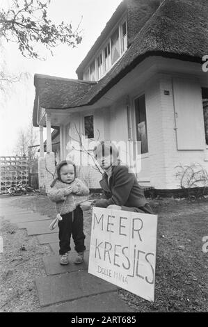 Dolle Mina Annemie Souren Souren avec un panneau 'plus kresjes', Maisons Date: 10 avril 1970 lieu: Maisons, Noord-Holland mots clés: Démonstrations, garderie, émancipation des femmes Nom personnel: Sources, Annemie Banque D'Images