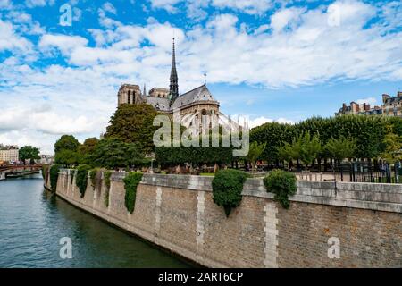 Cette photo offre une bonne vue sur le toit, la flèche et les contreforts volants à l'extrémité est de notre Dame avant le feu. Ile de la Cité, Paris, France. Banque D'Images