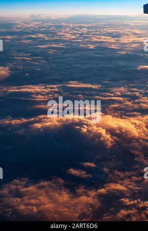 Les nuages d'au-dessus de l'Atlantique en été sur un vol transcontinental. Banque D'Images