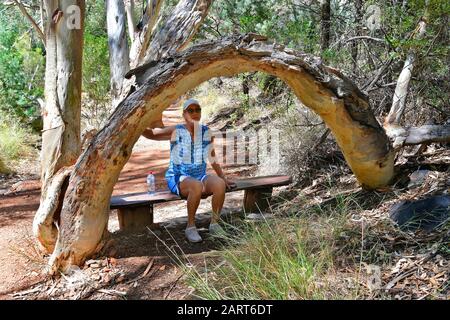 Australie, territoire du Nord, une femme se repose sur le chemin de Standley Chasm dans le parc national de West McDonnell. MR disponible Banque D'Images