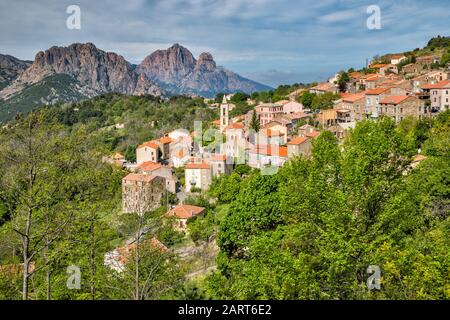 Colline de la ville d'Evisa sur les Gorges de Spelunca, massif de Capo d'Orto en distance, Corse-du-Sud, Corse, France Banque D'Images