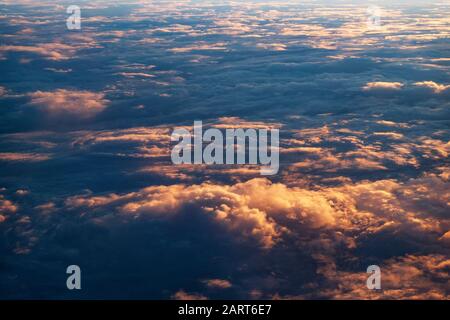 Les nuages d'au-dessus de l'Atlantique en été sur un vol transcontinental. Banque D'Images