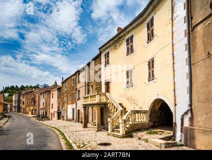 Maisons dans la ville montagneuse de Albertacce en vallée du fleuve Golo, ci-dessous Monte Cinto, massif du Niolo région, département Haute-Corse, Corse, France Banque D'Images