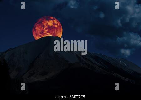 Science fiction Lune surmonte les montagnes Banque D'Images