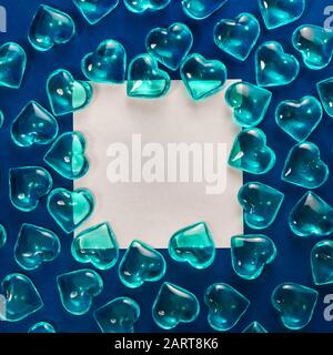 Saint Valentin. Toile de fond bleue en coeurs de verre. Symbole d'amour LGBT. Banque D'Images