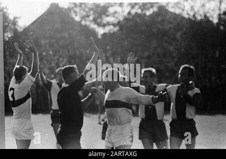 Match de football Elinkwijk - DWS à Utrecht: 1-0 joueur de DWS protestant à l'arbitre alors que les joueurs d'Elinkwijck cheer Date: 10 octobre 1965 lieu: Utrecht (Prov), Utrecht (ville) mots clés: Arbitres, sports, football Banque D'Images