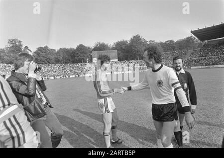 Soccer Interland West Germany-Netherlands 1-1 Joueurs après la fin Date: 17 mai 1975 lieu: Allemagne, Francfort mots clés: International, joueurs, sport, football Banque D'Images