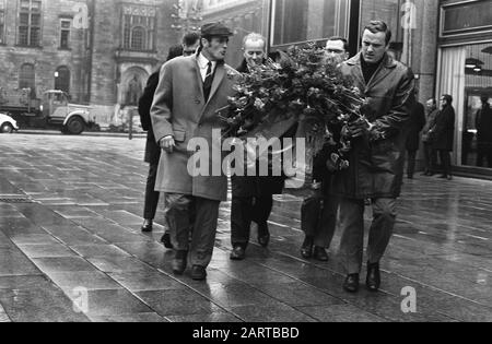 Les joueurs de Vorverrues ont mis la couronne par l'image en mémoire de la deuxième Guerre mondiale sur Coolsingel Rotterdam. Frassdorf, entraîneur Belger et Noldner avec couronne/Date: 17 mars 1970 lieu: Rotterdam, Zuid-Holland mots clés: Couronnes, sports, footballeurs Nom personnel: Coolsingel, Frassdorf Nom de l'établissement: Vorverrues Berlin Banque D'Images