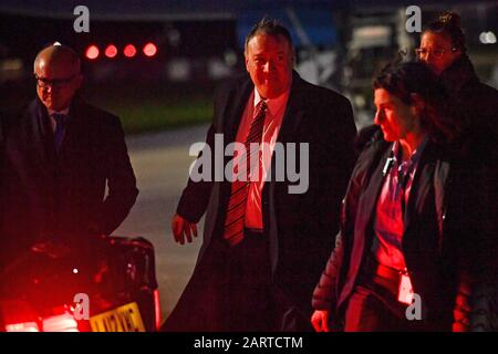 Le secrétaire d'État américain Mike Pompeo arrive à l'aéroport de Stansted, dans l'Essex, avant les réunions avec le secrétaire aux Affaires étrangères Dominic Raab et le premier ministre Boris Johnson dans le cadre d'une visite de deux jours au Royaume-Uni. Banque D'Images