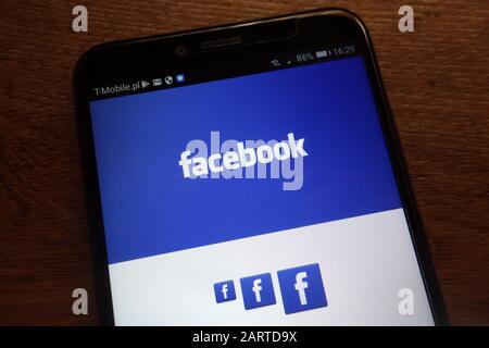 Logo Facebook affiché sur un smartphone moderne Banque D'Images
