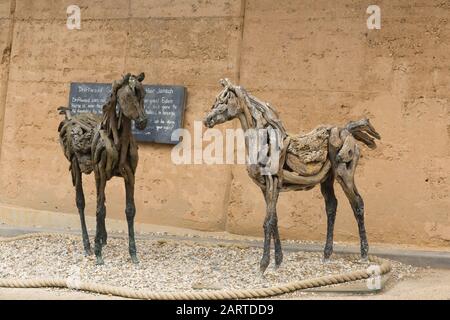 Sculpture de chevaux en bronze et en bois de Javel réalisée par l'artiste Heather Jansch à l'entrée du projet Eden à Cornwall au Royaume-Uni Banque D'Images