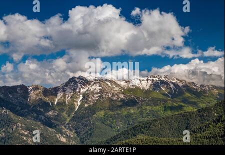 Nuages au-dessus du massif de Punta Cappella, de la route D-169 aux cabanes de montagne de Capannelle et au sentier de Monte Renoso, près du village de Ghisoni, Corse, France Banque D'Images