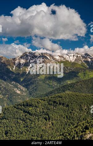 Nuages au-dessus du massif de Punta Cappella, de la route D-169 aux cabanes de montagne de Capannelle et au sentier de Monte Renoso, près du village de Ghisoni, Corse, France Banque D'Images