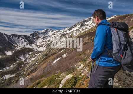 Jeune homme sur le sentier Monte Renoso, qui fait partie du GR 20, Haute-Corse, Corse, France Banque D'Images