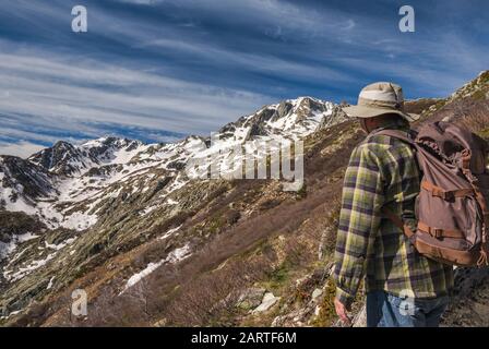 Randonneur d'âge moyen sur le sentier Monte Renoso, qui fait partie du GR 20, Haute-Corse, Corse, France Banque D'Images
