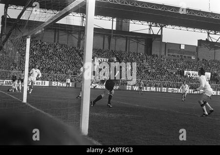 Compétition de qualification pour le championnat du monde, Pays-Bas-Belgique au Stade olympique d'Amsterdam: 0-0 moment de jeu Annotation: Les Pays-Bas n'avaient qu'un seul point pour se qualifier, la Belgique a dû gagner. Les Pays-Bas sont en partie dus au fait que l'arbitre Kazakov a rejeté un objectif belge. Date: 18 Novembre 1973 Lieu: Amsterdam, Noord-Holland Mots Clés: Sport, Football Banque D'Images