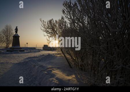 Janvier 2020 - Arkhangelsk. Givre et arbres enneigés. Monument à Pierre le Grand. Russie, Arkhangelsk Banque D'Images