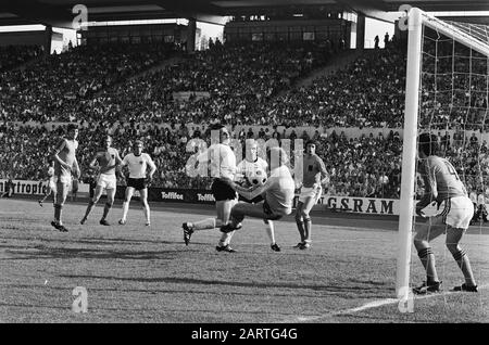 Soccer Interland Ouest Allemagne-Pays-Bas 1-1 Moment Du Jeu Date: 17 Mai 1975 Lieu: Allemagne, Francfort Mots Clés: International, Joueurs, Sport, Football Banque D'Images