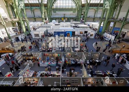 Paris - 7 NOVEMBRE 2019: Paris photo art vue à grand angle avec les gens et la librairie au Grand Palais de Paris, France. Banque D'Images