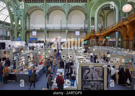 Paris - 7 NOVEMBRE 2019: Paris photo art vue à grand angle avec personnes, terrasse et espace librairie au Grand Palais de Paris, France. Banque D'Images