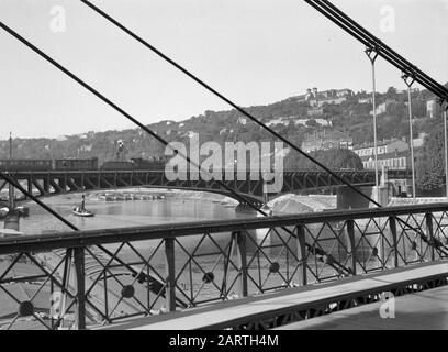 Voyage en France Pont ferroviaire avec locomotive et wagons vus du Pont Kitchener Date : septembre 1935 lieu : France, Lyon, Pont Kitchener mots clés : ponts, locomotives, rives, rivières, chemins de fer, trains Banque D'Images