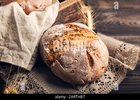 Pain de seigle maison avec graines de coriandre sur fond rustique en bois. La nourriture rurale reste la vie. Banque D'Images