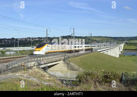 Eurostar traverse la rivière Medway dans le Kent Banque D'Images