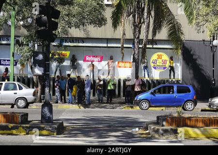 Valencia, Carabobo, Venezuela. 29 janvier 2020. 29 Janvier 2020. Les affiches de vente utilisent certains magasins tentent d'attirer l'attention des acheteurs, alors que les prix sont fixés en dollars compte tenu de la fluctuation constante de la devise étrangère et de l'inflation subie par le pays sud-américain. Les commerçants utilisent les pages de prix en dollars sur les marchés parallèles comme référence et non celle établie par la banque centrale du Venezuela. Photo: Juan Carlos Hernandez Crédit: Juan Carlos Hernandez/Zuma Wire/Alay Live News Banque D'Images