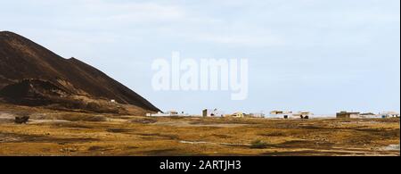 Village près du cratère de Calhau sur l'île de Sao Vicente, au Cap-Vert. Martian comme surface de sol rouge surréaliste du volcan. Banque D'Images