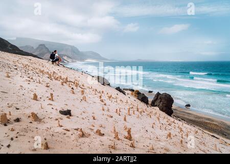 Baia Das Gatas, Près De Calhau, Île Sao Vicente Cap-Vert. Photographe admettant des dunes de sable paysage volcanique sur la côte atlantique. Banque D'Images