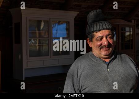 Altana Village, Roumanie - Janvier 2020: Portrait de l'authentique vieille Gypsy de Roumanie Banque D'Images