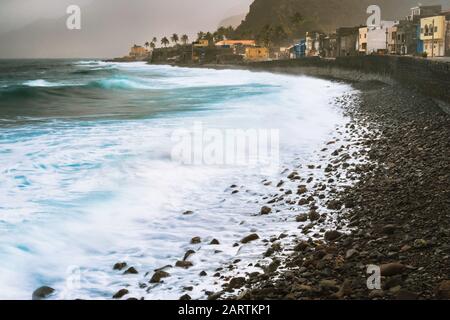 Ile De Santo Antao, Cap-Vert. Vue sur la ville côtière de Paul. Vagues de l'océan Atlantique sur la plage. Banque D'Images