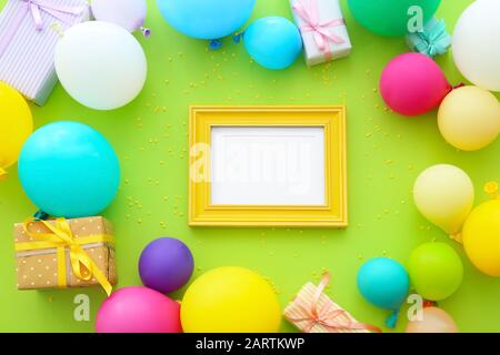 Composition avec bulles, cadeaux et cadre photo vierge sur fond couleur Banque D'Images