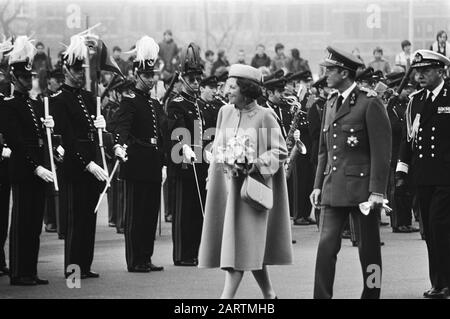 Visite d'État Reine Beatrix et Prince Claus en Belgique lors de l'inspection de la garde d'honneur à Bruxelles Beatrix et Boudewijn Pass Prins Phillipe Date: 31 mars 1981 lieu: Belgique, Bruxelles mots clés: Gardes honoraires, visites d'État, bannières Nom personnel: Beatrix, Queen, Boudewijn, roi de Belgique Banque D'Images