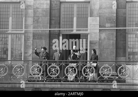 Visite d'État Reine et roi du Népal à Amsterdam, la famille royale sur balcon Date: 25 avril 1967 lieu: Amsterdam, Népal mots clés: Familles, rois, reines, visites d'État Banque D'Images