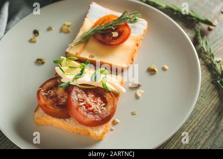 De savoureux sandwiches sur plaque, closeup Banque D'Images