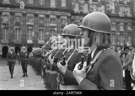 Visite d'État le président de la Finlande Kekkonen aux Pays-Bas a des soldats à poil long à la garde d'honneur Date : le 24 octobre 1972 mots clés : solides, gardes honoraires, reines, visites d'État Banque D'Images