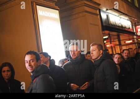 Les fans attendent devant le Palladium de Londres, avant la tournée mondiale Madame X de Madonna, Londres. Banque D'Images