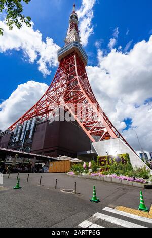Vue sur la base de la Tour de Tokyo, l'une des attractions touristiques les plus visitées de Tokyo. Tokyo, Japon, Août 2019 Banque D'Images