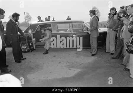 Visite D'État De Kon Suédois. Couple aux Pays-Bas ; devant le bureau d'information d'Almere à Hollandse Brug. HM reçoit des fleurs, derrière Gustav et Silvia Date: 26 octobre 1976 lieu: Almere, Flevoland mots clés: Fleurs, couples de roi, visites d'état Nom personnel: Juliana, Reine, Silvia Banque D'Images