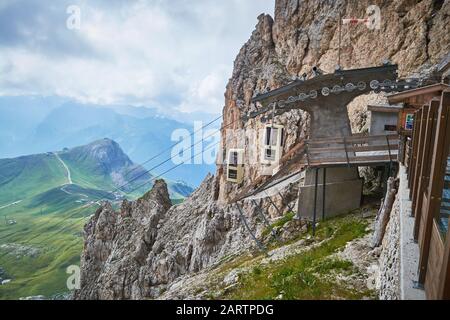 Sassolungo, Italie - 24 août 2019: Forcella del Sassolungo unique téléphérique - station supérieure à Rifugio Toni Demetz Hutte (Hut). Banque D'Images