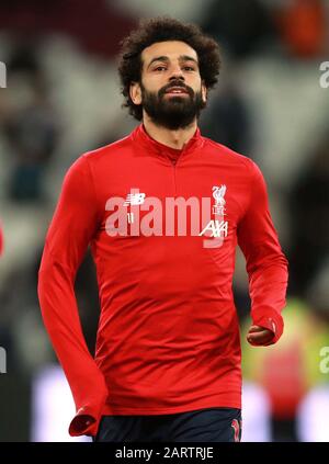 Mohamed Salah de Liverpool se réchauffe avant le match de la Premier League au stade de Londres. Banque D'Images