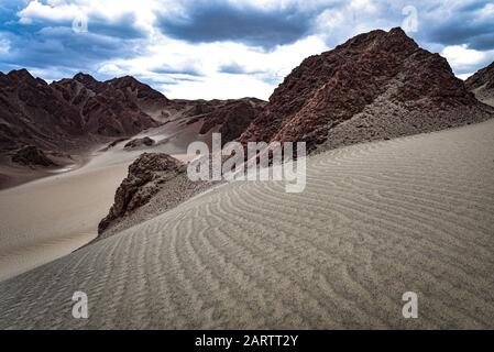 Paysages et dunes de sable dans le désert de Nazca. Ica, Pérou. Banque D'Images