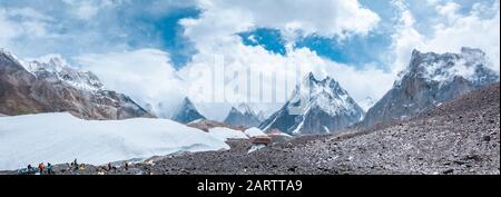 Vue panoramique sur le glacier Baltoro de Goro II au camp Concordia avec formation de glace, pic Mitre et Gasherbrum, Pakistan Banque D'Images